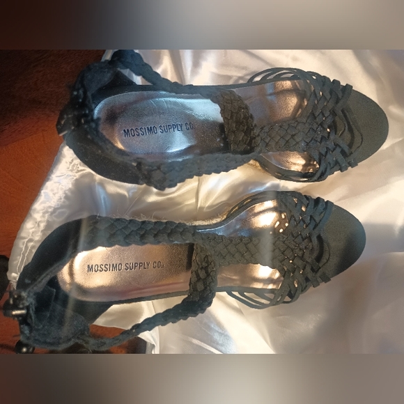 Like New Black&Straw like Material Wedges - Picture 3 of 7